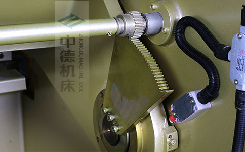 ZDS-840采用高精度刀片間隙調(diào)節(jié)齒輪,經(jīng)過淬火高硬度又耐磨,表面鍍鋅不生銹,長年累月使用依然有很高的調(diào)節(jié)精度.jpg ZDS-840采用高精度刀片間隙調(diào)節(jié)齒輪,經(jīng)過淬火高硬度又耐磨,表面鍍鋅不生銹,長年累月使用依然有很高的調(diào)節(jié)精度.jpg