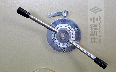 ZDS-840剪板機(jī)刀片間隙手動調(diào)節(jié)器,刻度清淅,調(diào)節(jié)省力又簡便.jpg ZDS-840剪板機(jī)刀片間隙手動調(diào)節(jié)器,刻度清淅,調(diào)節(jié)省力又簡便.jpg