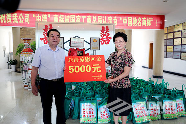 馬鞍山市政協(xié)主席李群來(lái)我公司“送清涼”慰問1 馬鞍山市政協(xié)主席李群來(lái)我公司“送清涼”慰問1